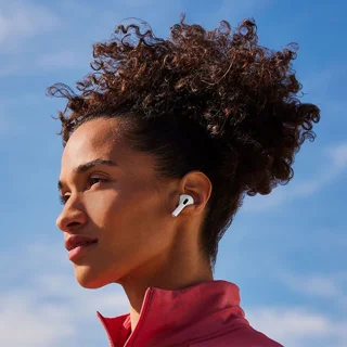 هدفون بلوتوثی اپل مدل AirPods 4 دارای نویز کنسلینگ، درگاه شارژ USB-Type-C و شارژ بی سیم، ب 103027023
